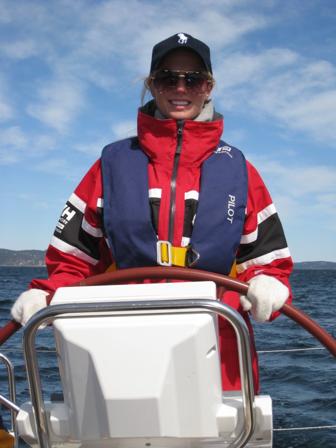 Dagens skipper. Flinke Benedicthe med kontroll på en 40 fots seilbåt.